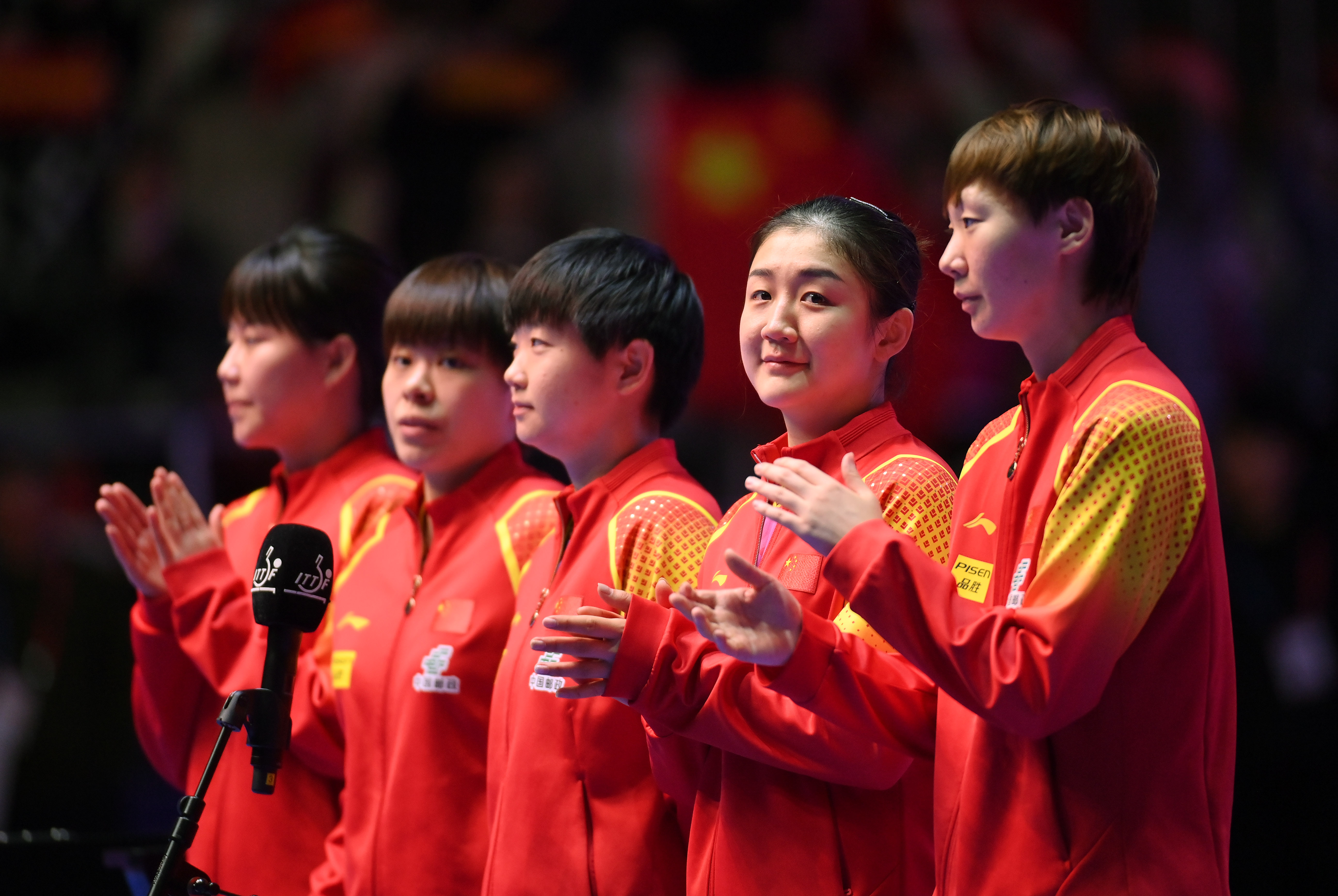中国女队在比赛中战胜对手晋级