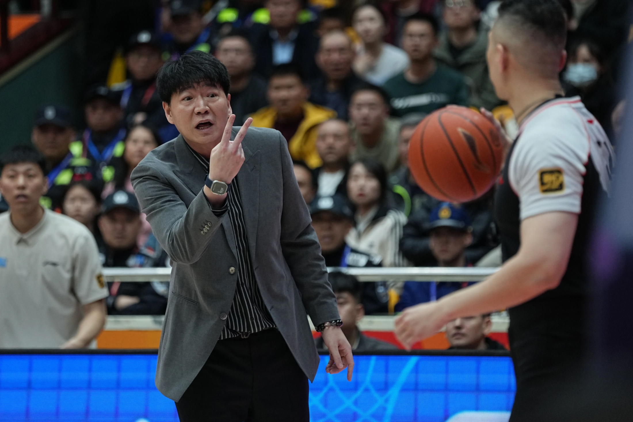 利记-篮球大师级教练离任，球队寻找新领导