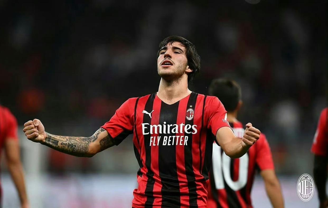 AC米兰一线队整体配合流畅，球队稳健发挥