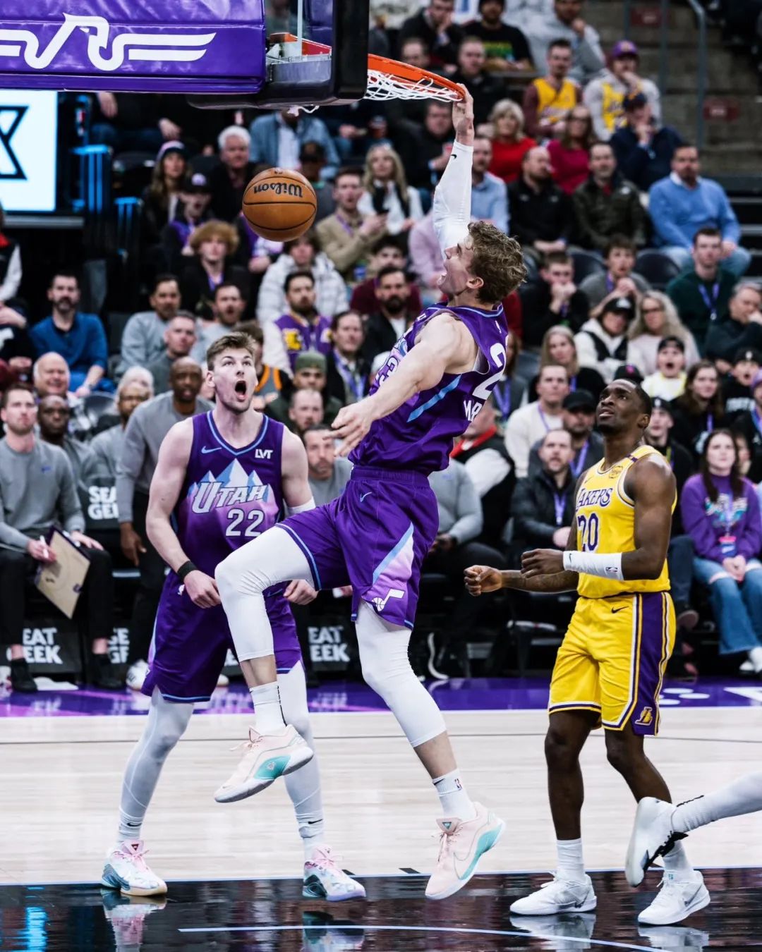 爵士团队篮板抢断，挫败对手夺胜