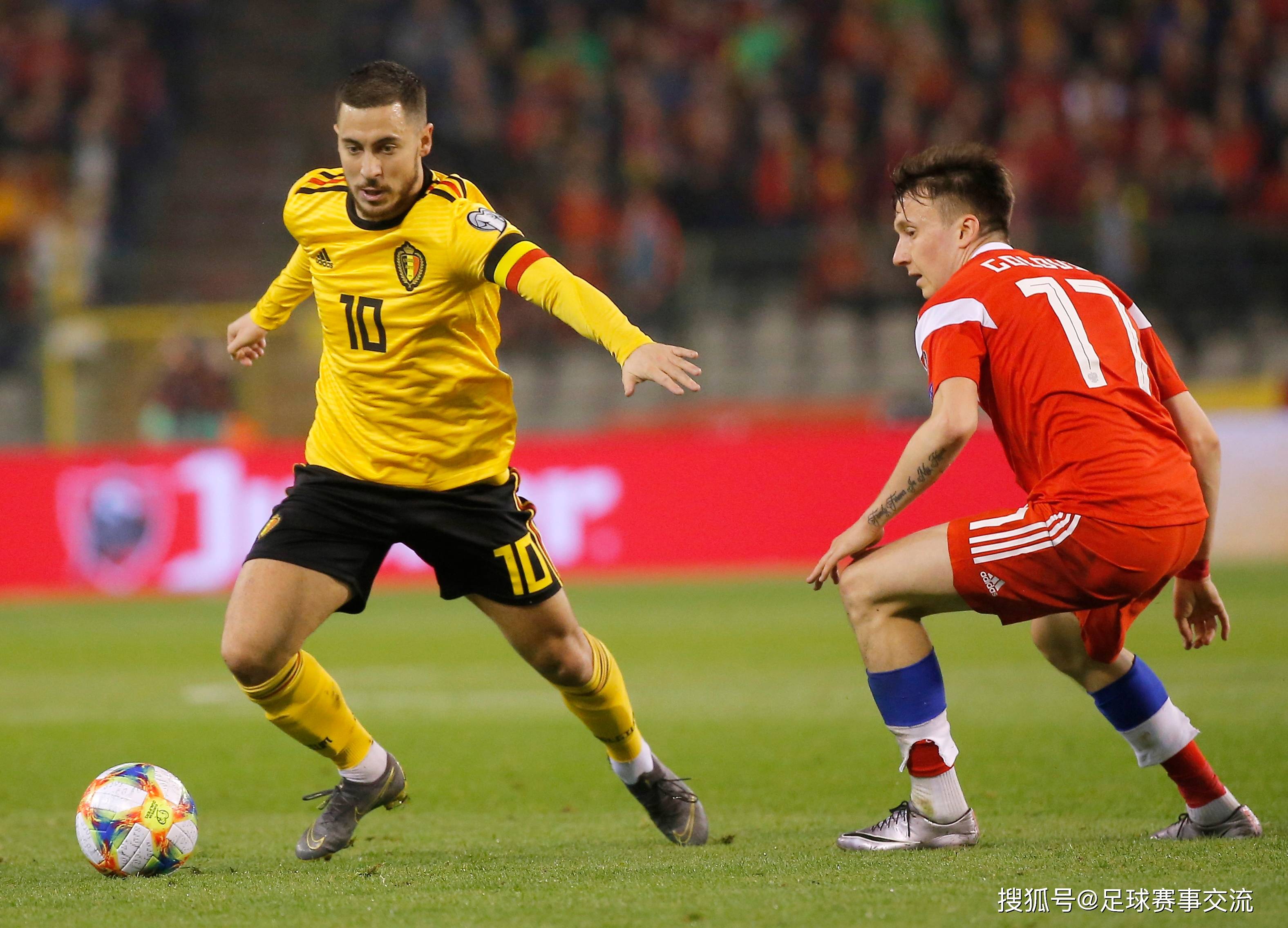 精彩纷呈的足球比赛吸引了众多观众