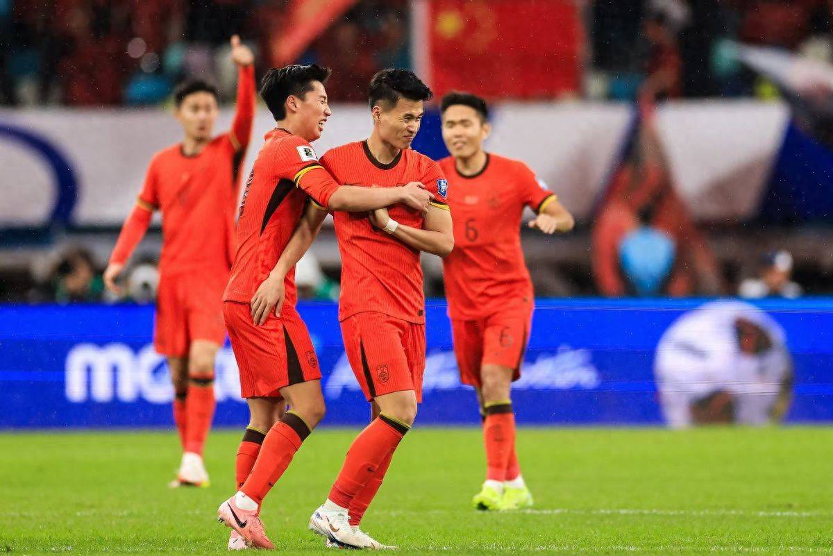 亚洲足坛一番热闹，中国球队出色