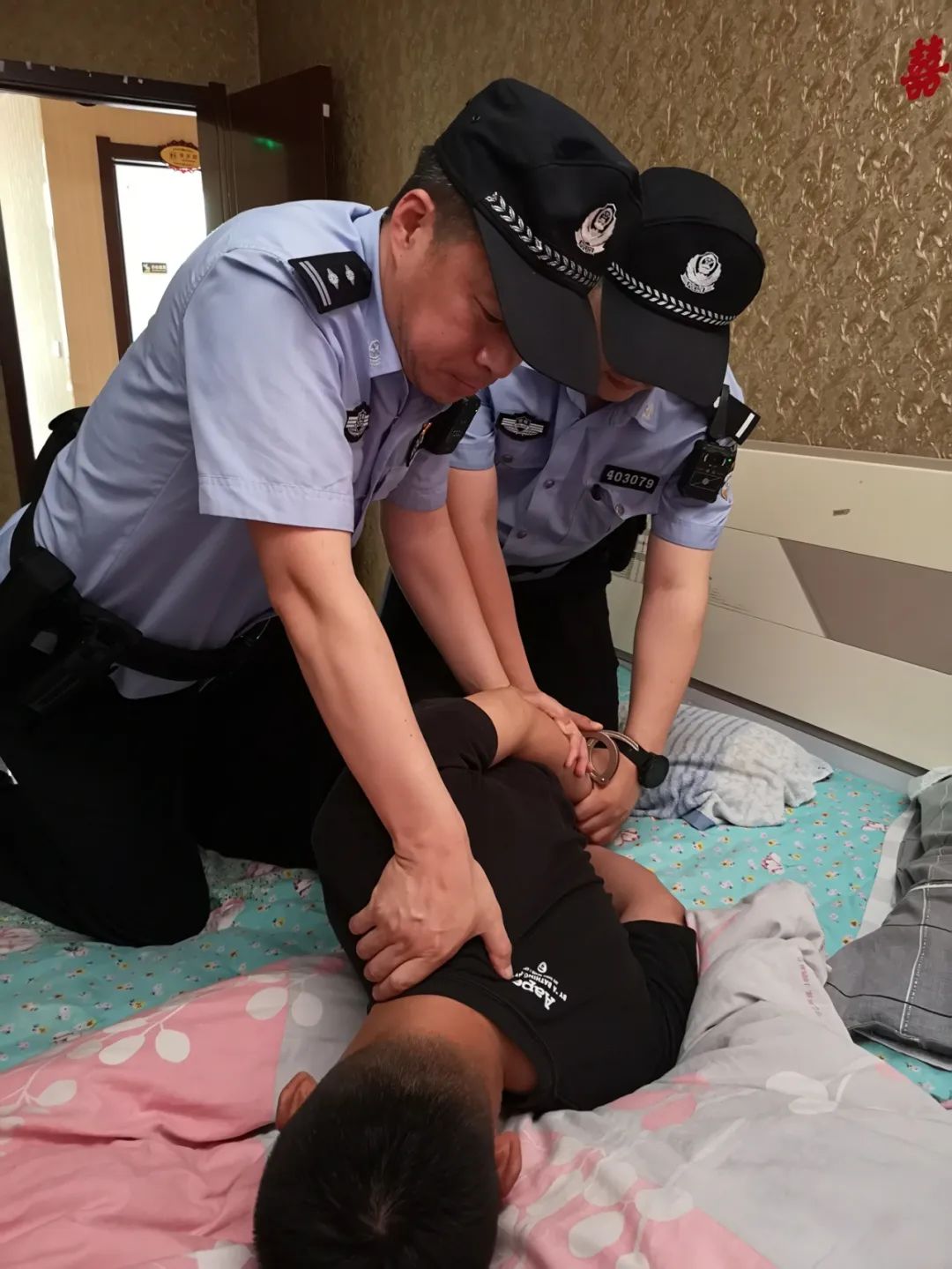 临危投勇队员出击，壕赌作战关键时刻，敌方晕乎乎