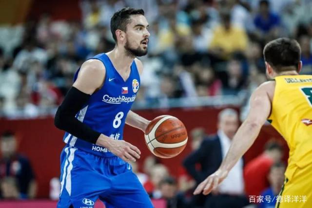 捷克后卫在华沙开设足球训练营