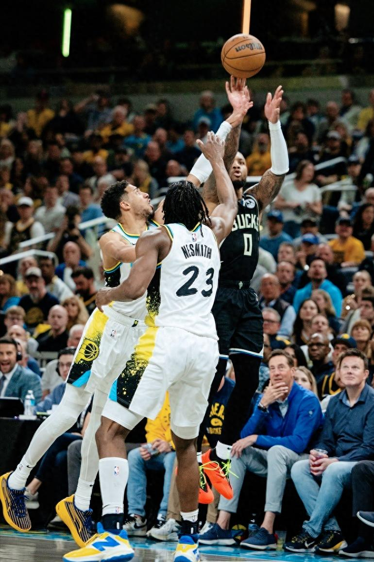 雄鹿队后场火力全开，大胜对手保持不败