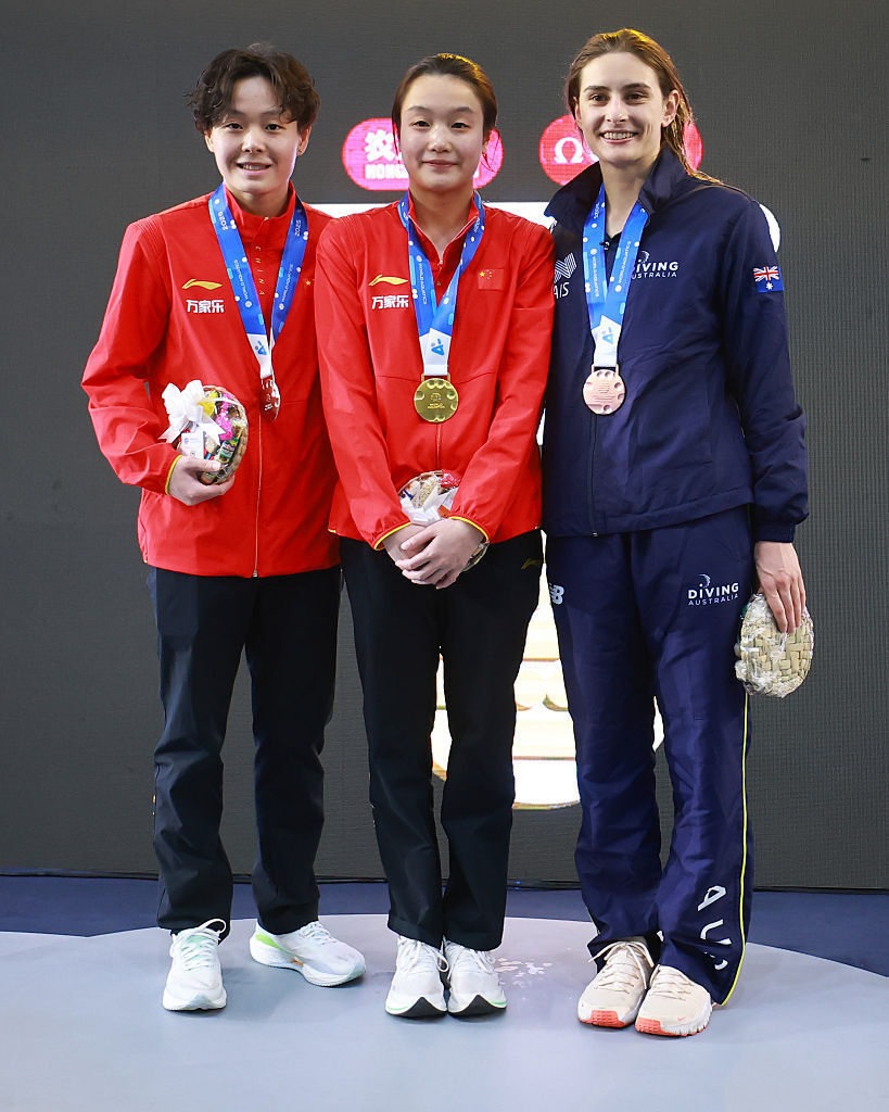 拉脱维亚跳水选手飒爽英姿，夺得银牌