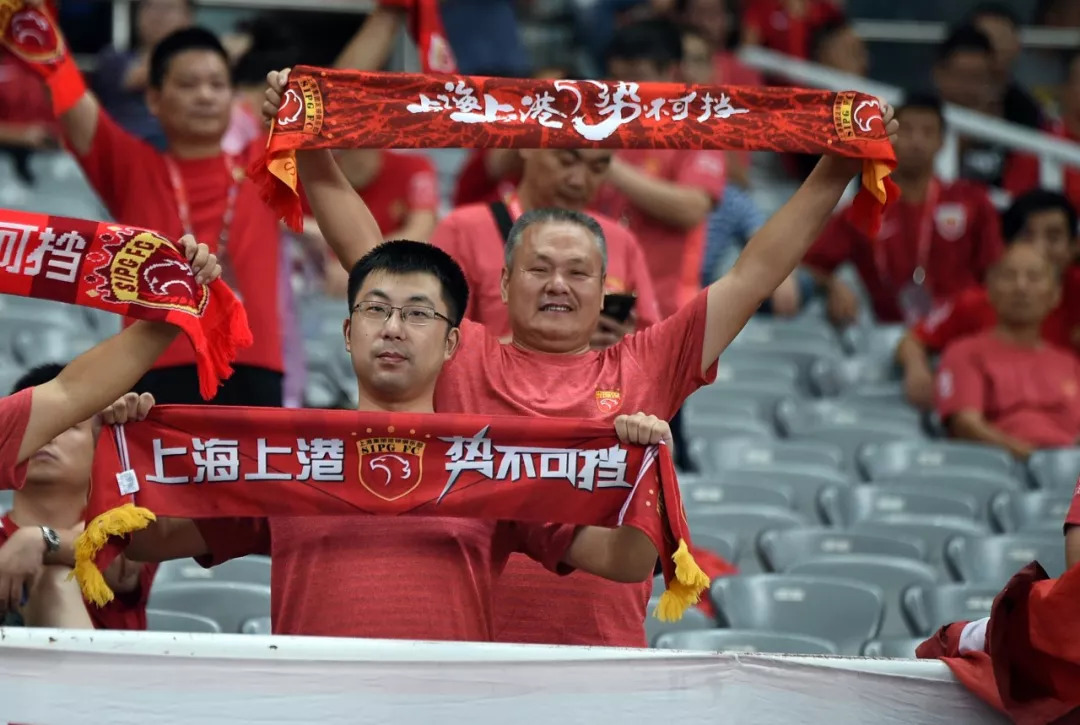 上港势不可挡,团队合作默契无间 上港势不可挡,团队合作默契无间