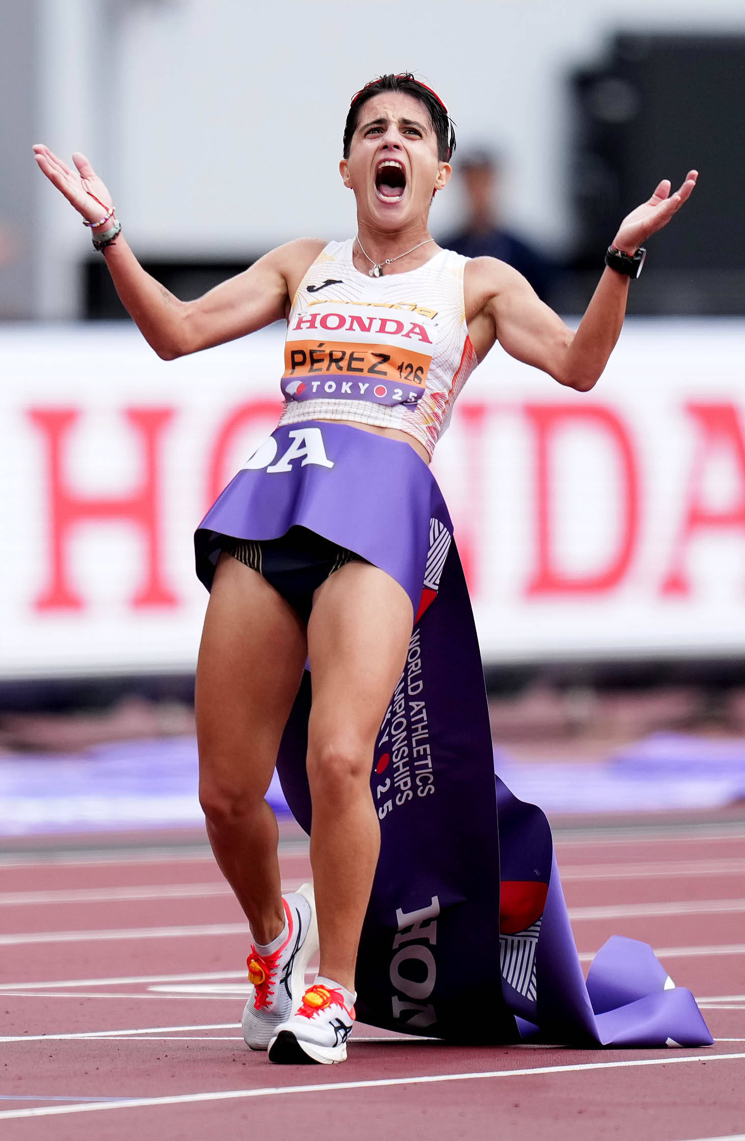 西班牙田径选手上演绝地反击，赢得银牌