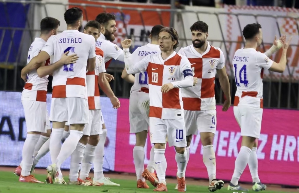 克罗地亚球员狂欢，晋级欧洲杯八强