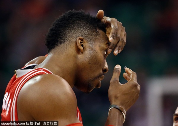 琼斯抢断绝杀，爵士逆转击败骑士终结四连败