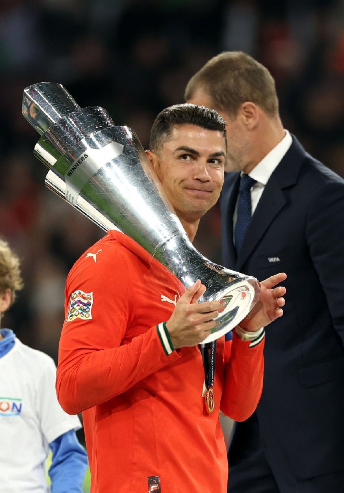 欧国联赛冠军角逐卫冕冠军不敌黑马，出局惨败